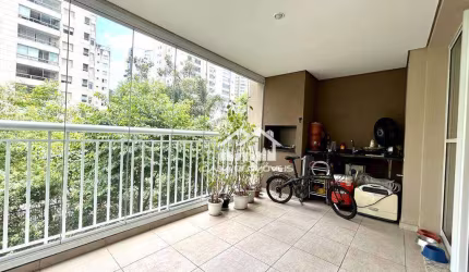 Vende apartamento de 107m², 3 dormitórios, 1 suíte, varanda com churrasqueira, despensa, lavabo, 2 vagas e depósito na Vila Andrade.