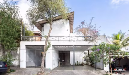 Vende casa no Morumbi, em rua fechada, com 257m² e 5 dormitórios.