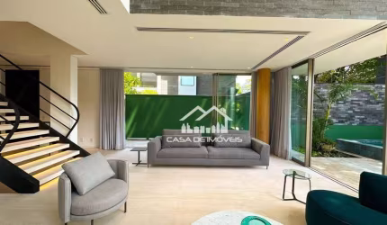 Vende ou aluga casa em condomínio com 637m², 4 suítes, piscina privativa e muito luxo em Moema.
