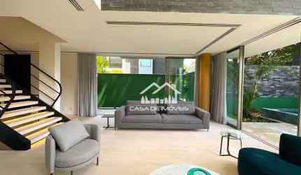 Vende ou aluga casa em condomínio com 637m², 4 suítes, piscina privativa e muito luxo em Moema.