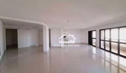 Vende apartamento com 242m², lindamente reformado, com 3 suítes, churrasqueira e 4 vagas, no Morumbi.