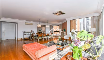 Vende apartamento com 247m², 3 suítes, depósito, 3 vagas e lazer, no Morumbi.