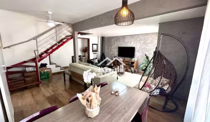 Vende casa em condomínio de 107m², com 2 dormitórios, 1 suíte com closet, lareira, 2 vagas, depósito, com lazer completo.