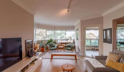 Vende apartamento com 225m², 3 suítes, 5 vagas, no Panamby.