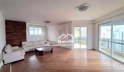 Vende apartamento de alto padrão em Moema, com 230m², 3 suítes e 3 vagas, com lazer completo.
