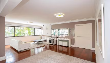 Vende apartamento de 162m², 3 suítes, 3 vagas e lazer, em Moema.