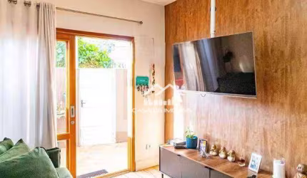 Vende casa em condomínio, com 135m², 2 suítes, 2 vagas, no Jardim Peri Peri.