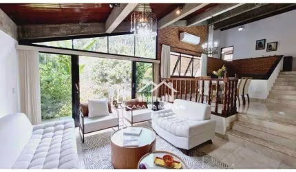Vende casa tipo sobrado com 254m², 3 dormitórios, muita área externa, na Vila Suzana.