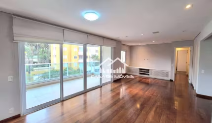 Vende apartamento com 3 suítes, varanda com churrasqueira, em condomínio clube, no Panamby.