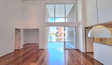 Vende apartamento com pé direito duplo, 178m², 3 suítes, 4 vagas e lazer clube, no Panamby