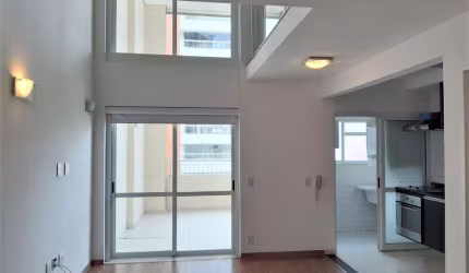 Aluga apartamento duplex, 1 suíte, 2 vagas na Vila Olímpia.