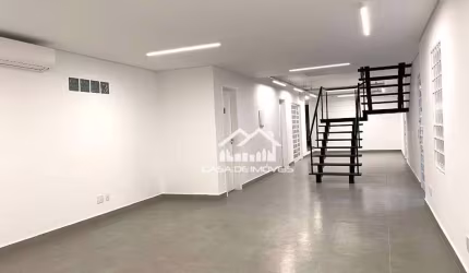 Aluga casa comercial na Vila Olímpia com  254m² e ótimos espaços internos.