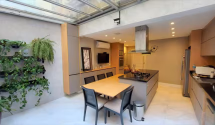 Vende linda casa em condomínio com aproximadamente 220m²,  4 dormitórios, 2 vagas e espaço gourmet, na Vila Andrade