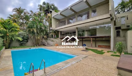Vende casa em rua fechada de 900m², 5 suítes, 8 vagas, piscina no Morumbi.