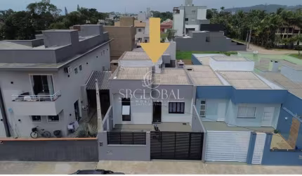Casa com alto padrão de acabamento, 03 dormitórios e próxima ao mar