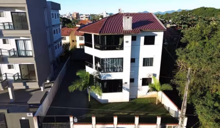 Apartamento à 180 metros da praia na Barra do Saí