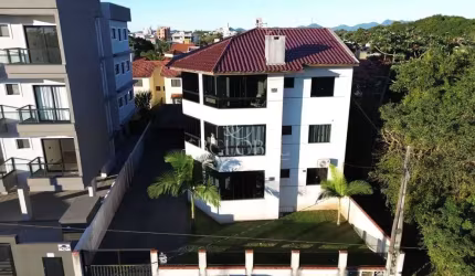 Apartamento à 180 metros da praia na Barra do Saí