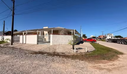 Casa de Esquina com 3 Quartos (1 Suíte) – Próxima ao Centro Comercial em Itapoá-SC