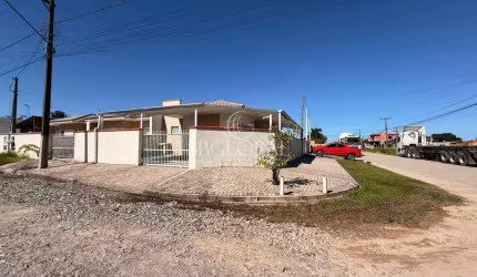 Casa de Esquina com 3 Quartos (1 Suíte) – Próxima ao Centro Comercial em Itapoá-SC