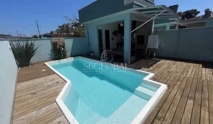 Casa com piscina e 03 dormitórios na Barra do Saí em Itapoá SC. Próxima ao mar!
