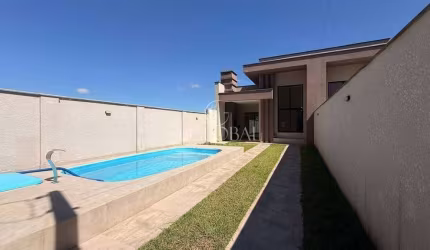 Casa de alto padrão com piscina localizada na Barra do Saí em Itapoá/SC