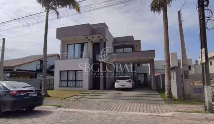 Luxo e Conforto em Itapoá/SC: Sobrado no Condomínio South Beach com Piscina e 4 Suítes