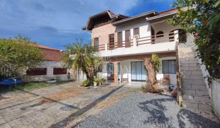 Sobrado localizado no centro de Itapoá SC e próximo ao mar