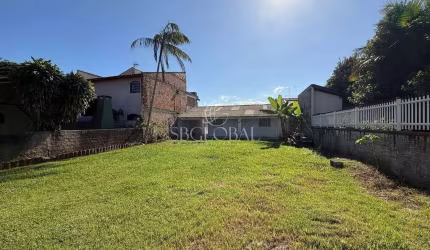 Casa de madeira com amplo espaço de terreno á 450 metros da praia em Itapoá-SC