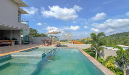 Linda Casa com piscina no Quintas do Boa Vista, área de 600m2 em Condominio Fechado - Atibaia/SP