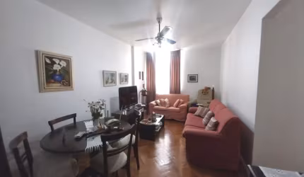 Cobertura com três quartos, condomínio com portão automático e porteiro