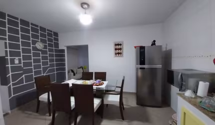 CASA EM RUA FECHADA COM AMPLO QUINTAL E DOIS QUARTOS