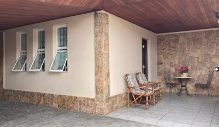LINDA E ESPAÇOSA CASA COM EDÍCULA
