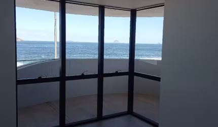 Lindo apartamento com 3 suítes de frente para o mar