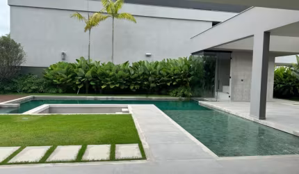 Casa com 5 quartos em condomínio Alphaville Barra.