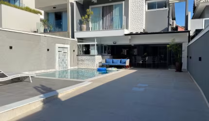 Condomínio Blue house ,  Linda casa na região mais desejada da Barra da tijuca , casa com 4 quartos , 2 suítes , closet , hidromassagem, piscina e muito mais.