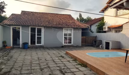 Casa com piscina de  3 quartos à venda em Piratininga - RJ