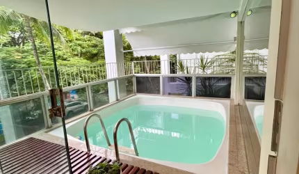 Apartamento claro, arejado, em frente à praia da Barra da Tijuca em condomínio tradicional do bairro.