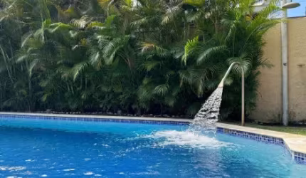 Casa mobiliada com piscina e área gourmet em condomínio fechado!