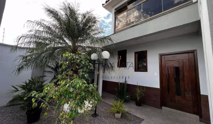 Casa com 3 dormitórios à venda, 240 m² por R$ 850.000,00 - Parque São José - Varginha/MG