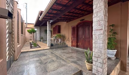 Casa com 4 dormitórios à venda, 307 m² por R$ 855.000,00 - Campos Elíseos - Varginha/MG