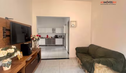 Lotes com área total de 600m² e com área construída de 529m², com 05 imóveis alugados. Oportunidade para investidores.