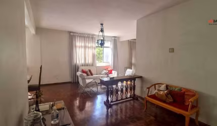 Apartamento amplo e espaçoso com aprox. 240m², 04 quartos, 02 suítes, 02 vagas, prédio com elevador, no Gutierrez