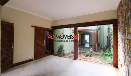 Casa residencial em lote de 330m², com 198m² de área construída, 03 quartos, 01 suíte, 04 vagas de garagem, no Santo Antônio