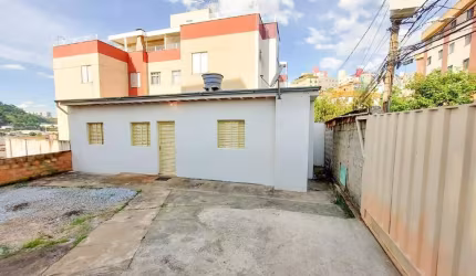 Lote com área de 375m², barracão de 01 quarto, no Caiçara