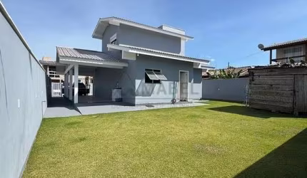 Casa moderna e espaçosa com suíte e quintal amplo