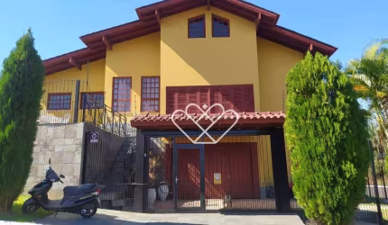 Seu Oásis Residencial: Casa Espaçosa com Piscina e Salão de Festas na Brum Imob