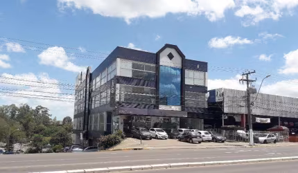 Sala Superior de 700m² com Iluminação Natural e Acabamentos de Alto Padrão