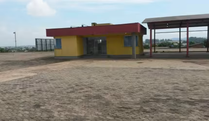 Pavilhão com 700m² de Área Construída e Amplo Pátio de 9000m² para Locação