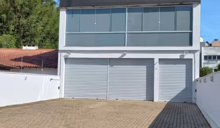 Alugue Ampla Loja de 800m² com Estacionamento no Centro de Gravataí