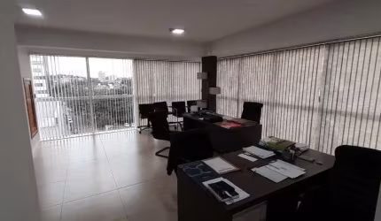 Sala Comercial 60m² com Elevador em Edifício Moderno – Aluguel Descomplicado